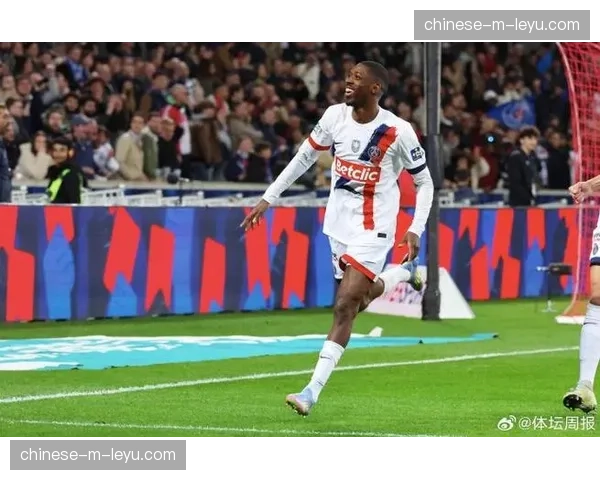 巴黎圣日耳曼3-0轻取梅斯，杜埃闪击拉莫斯传射