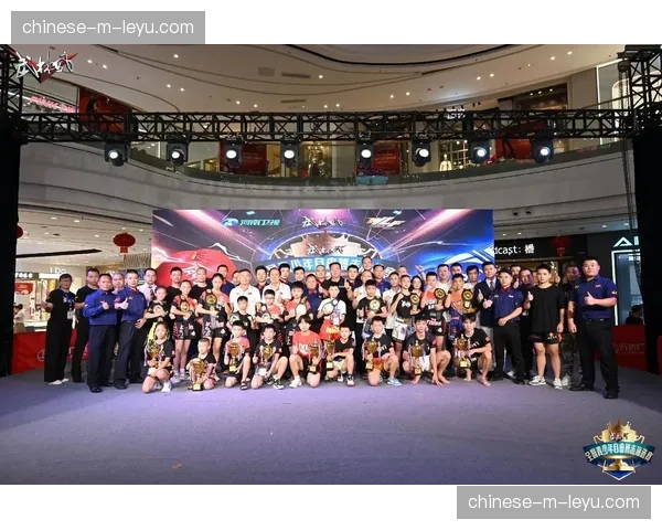 武林风盛典年轻观众云集，自由搏击活力与魅力吸引新一代