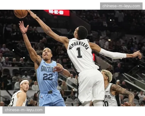 特写：马刺队新秀关键封盖锁定赛季第30胜，波波维奇赛后罕见展露笑容